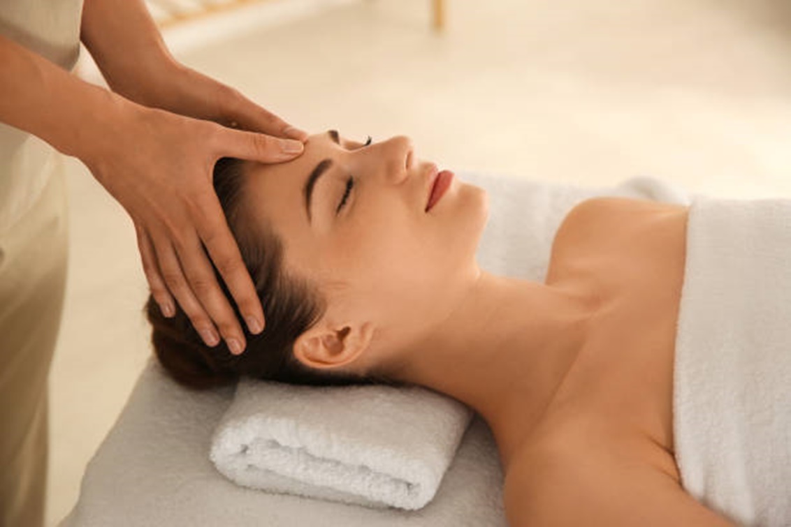 The Advantages of Getting a Facial Massage: Exploring 8 Key Benefits